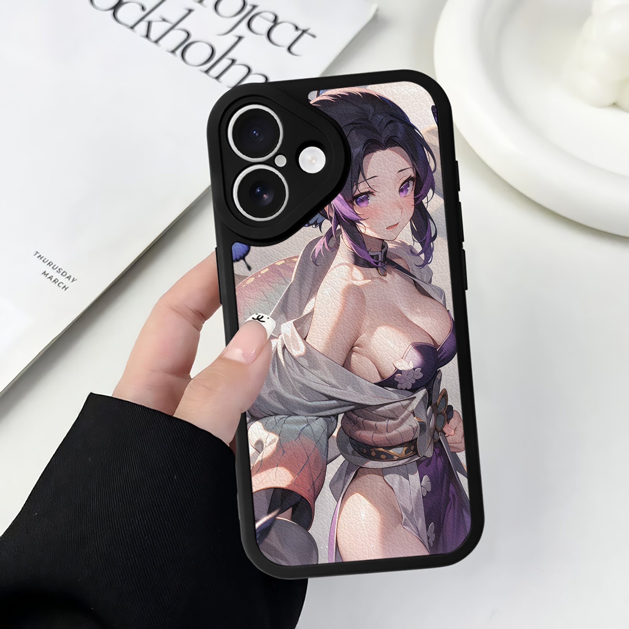 （画像用） 鬼滅の刃（きめつのやいば）蟲柱-胡蝶 しのぶ／こちょう しのぶ Kochou Shinobu 【iPhone 16シリーズ対応】シリコンスマホケース（レザー調） 材質：シリコン